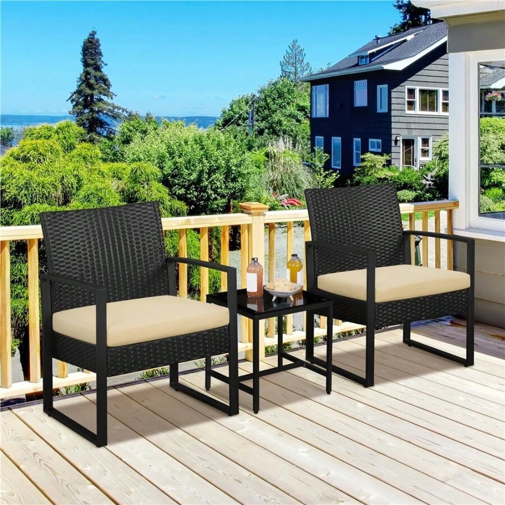 Outdoor Furniture Metal Chairs - 3ピースの屋外用籐製家具セット（籐製チェア2脚とコーヒーテーブル1台）。裏庭、庭、ポーチ、バルコニーでの使用に適した会話用パティオセット。全天候型で耐久性のある金属フレーム。素朴でモダンなデザイン。組み立てが簡単。手編みのPE籐。頑丈な屋外リビングスペース。